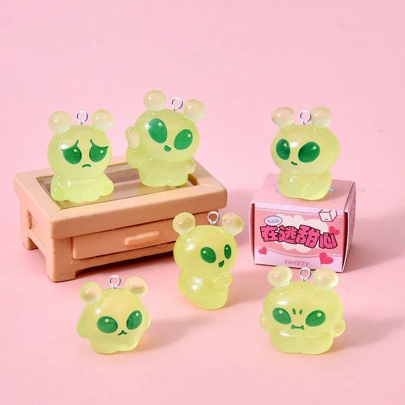 Resin Art Calligraphy - 10Pcs Cute Mini Green Alien Resin